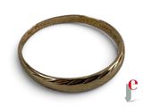 une image d'une bague en or sur fond blanc