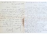 une vieille lettre manuscrite, sur laquelle repose un stylo, posée sur une feuille de papier