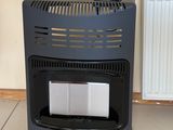 un radiateur noir posé sur un sol carrelé, à côté d'un radiateur