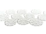 une série de boutons en plastique transparent sur fond blanc
