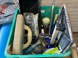 une boîte verte remplie d'objets divers, posée sur une table