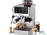 une photo d'une machine à expresso avec deux tasses de café