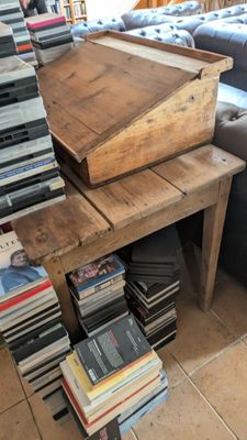 une pile de livres posée sur une table à côté d'un canapé