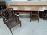 une table et des chaises dans une pièce avec fenêtre