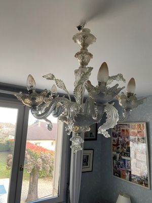 un lustre en verre suspendu au plafond dans un salon