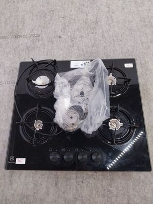 une photo d'une plaque de cuisson noire sur laquelle est posé un sac