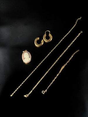 une collection de bijoux en or comprenant un collier, un bracelet et une bague
