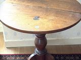 une petite table en bois avec un plateau en bois, posée sur un tapis