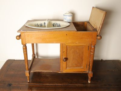 une petite table en bois surmontée d'un évier