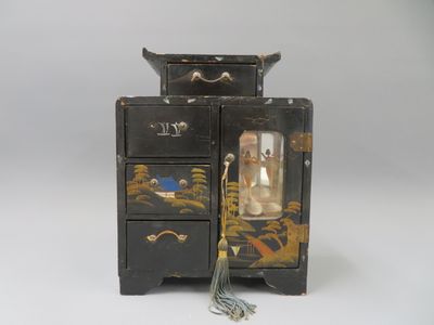 Coffret à bijoux formant armoire en bois laqué noir, décor de scènes a - Photo 1