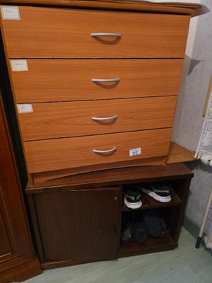 une commode avec un tiroir et une paire de chaussures posée dessus