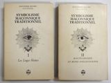 Deux livres consacrés à la franc-maçonnerie et à ses symboles sont posés sur une table