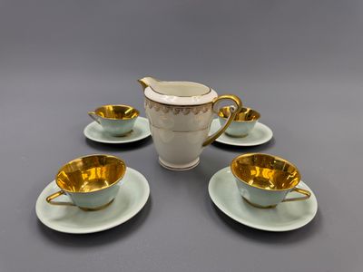 un service de quatre tasses et soucoupes à bord doré