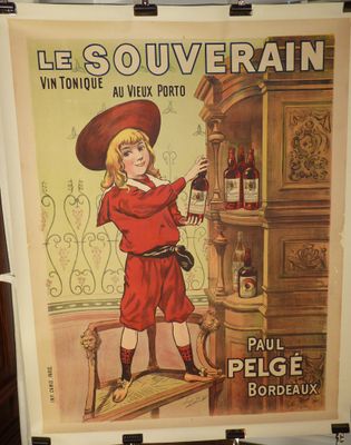 affiche représentant un garçon vêtu d'une tenue rouge tenant une bouteille de vin devant une armoire en bois