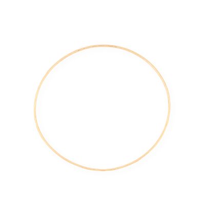 une image représentant un cercle de fil métallique de couleur dorée sur fond blanc