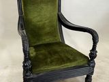 une chaise ancienne noire et verte, dont l'assise est recouverte de velours vert