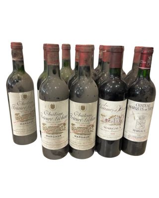 six bouteilles de vin sont alignées sur une surface blanche