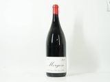 la bouteille de vin rouge est posée sur une surface blanche