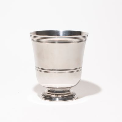 une coupe en argent posée sur un plateau en argent