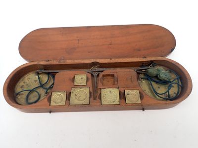 une boîte en bois contenant des ciseaux, des ciseaux et d'autres objets