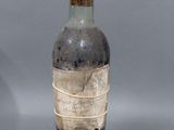 une bouteille de vin posée sur une table