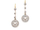 une photo d'une paire de boucles d'oreilles en diamant et en or
