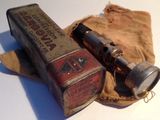 un télescope à l'ancienne posé sur un morceau de tissu