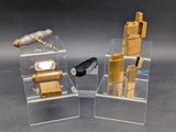 deux boîtes transparentes sur lesquelles sont représentés des objets dorés