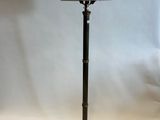 une lampe posée sur une table sur laquelle se trouve une autre lampe