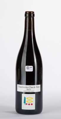 une bouteille de vin posée sur une table