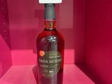 une bouteille d'alcool exposée dans une boîte rose
