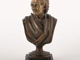 un buste en bronze représentant un homme avec une écharpe autour du cou