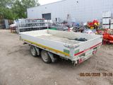 un camion blanc garé devant un bâtiment