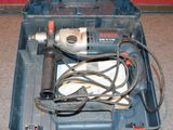 une boîte à outils contenant une perceuse filaire et d'autres outils