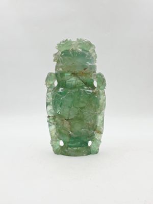 figurine en jade vert représentant une grenouille, sur fond blanc