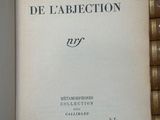 un livre posé au sommet d'une pile de livres