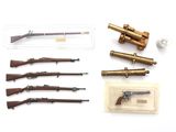 beaucoup d'armes à feu et d'autres objets qui se trouvent sur la table