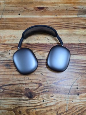 un casque posé sur un parquet