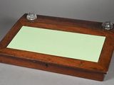 une boîte en bois recouverte d'un papier vert