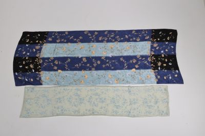 trois morceaux de tissu sont disposés sur une surface blanche