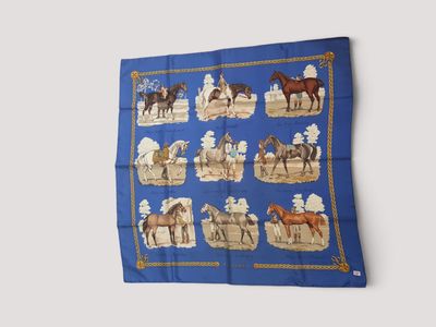 un ruban bleu orné de chevaux et de cow-boys sur fond blanc