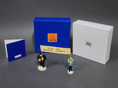 deux figurines qui se trouvent à côté d'une boîte