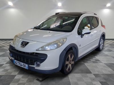 la petite voiture blanche est garée dans le garage sur un sol en damier