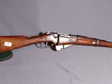 un gros plan d'un pistolet jouet sur fond blanc
