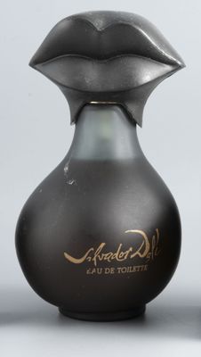 SALVADOR DALI Flacon en verre teinté noir, bouché en forme d…