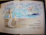 une image représentant un livre ouvert avec la photo d'une femme sur la plage