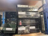 beaucoup de boîtes et de bacs sur les étagères