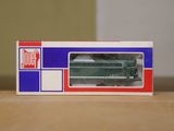 un petit train dans une boîte posée sur une table