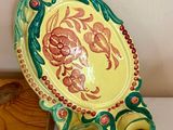 une assiette jaune et verte ornée d'un motif floral
