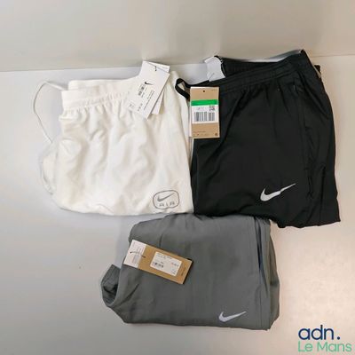 trois paires de shorts Nike pour homme et une paire de shorts Nike pour homme